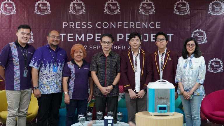 Showcasing The Portable Machine of Tempeh Making in Austria, Two Indonesian High School Students Ready to Promote Indonesian Cuisine in Europe